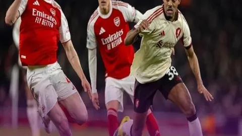 “2025年F1薪酬揭秘： Verstappen与Hamilton薪酬翻番，独占鳌头超群”